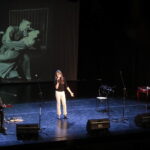 03.10.2022. Kielce. Benefis z okazji 40-lat pracy zawodowej Jacka Mąki. Na zdjęciu (w środku): Kornelia Patro / Fot. Wiktor Taszłow – Radio Kielce