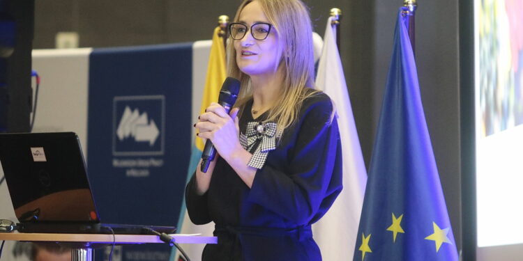 04.10.2022. Kielce. Regionalne Targi Pracy Polska-Ukraina. Na zdjęciu: Aleksandra Marcinkowska - dyrektor Wojewódzkiego Urzędu Pracy w Kielcach / Fot. Wiktor Taszłow – Radio Kielce