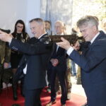 05.10.2022. Kielce. Wojewódzkie eliminacje do Strzeleckich Mistrzostw Polski. Na zdjęciu (od lewej): Zbigniew Koniusz - wojewoda świętokrzyski i Krzysztof Słoń - senator PiS / Fot. Wiktor Taszłow - Radio Kielce