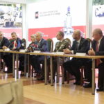 05.10.2022. Kielce. Politechnika Świętokrzyska podpisuje umowy o współpracy. Na zdjęciu (od lewej): Jarosław Rusiecki - senator, Jakub Roszkowski - członek zarządu PGZ, Przemysław Kowalczuk - wiceprezes Mesco, Elżbieta Śreniawska - prezes Mesco, prof. Zbigniew Koruba - rektor Politechniki Świętokrzyskiej, płk prof. Przemysław Wachulak - rektor Wojskowej Akademii Technicznej, Michał Orłowski - wiceprezes Siltec, Marcin Gajdziński - dyrektor Generalny IBM Polska i Kraje Bałtyckie / Fot. Wiktor Taszłow – Radio Kielce