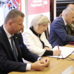 05.10.2022. Kielce. Politechnika Świętokrzyska podpisuje umowy o współpracy. Na zdjęciu (od lewej): Przemysław Kowalczuk - wiceprezes Mesco, Elżbieta Śreniawska - prezes Mesco, prof. Zbigniew Koruba - rektor Politechniki Świętokrzyskiej / Fot. Wiktor Taszłow – Radio Kielce