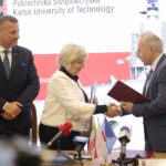 05.10.2022. Kielce. Politechnika Świętokrzyska podpisuje umowy o współpracy. Na zdjęciu (od lewej): Przemysław Kowalczuk - wiceprezes Mesko, Elżbieta Śreniawska - prezes Mesko, prof. Zbigniew Koruba - rektor Politechniki Świętokrzyskiej / Fot. Wiktor Taszłow – Radio Kielce