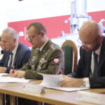 05.10.2022. Kielce. Politechnika Świętokrzyska podpisuje umowy o współpracy. Na zdjęciu (od lewej): prof. Zbigniew Koruba - rektor Politechniki Świętokrzyskiej, płk prof. Przemysław Wachulak - rektor Wojskowej Akademii Technicznej, Michał Orłowski - wiceprezes Siltec / Fot. Wiktor Taszłow – Radio Kielce