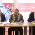 05.10.2022. Kielce. Politechnika Świętokrzyska podpisuje umowy o współpracy. Na zdjęciu (od lewej): prof. Zbigniew Koruba - rektor Politechniki Świętokrzyskiej, płk prof. Przemysław Wachulak - rektor Wojskowej Akademii Technicznej, Michał Orłowski - wiceprezes Siltec / Fot. Wiktor Taszłow – Radio Kielce