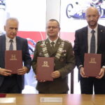 05.10.2022. Kielce. Politechnika Świętokrzyska podpisuje umowy o współpracy. Na zdjęciu (od lewej): prof. Zbigniew Koruba - rektor Politechniki Świętokrzyskiej, płk prof. Przemysław Wachulak - rektor Wojskowej Akademii Technicznej, Michał Orłowski - wiceprezes Siltec / Fot. Wiktor Taszłow – Radio Kielce