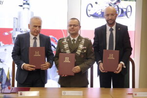 05.10.2022. Kielce. Politechnika Świętokrzyska podpisuje umowy o współpracy. Na zdjęciu (od lewej): prof. Zbigniew Koruba - rektor Politechniki Świętokrzyskiej, płk prof. Przemysław Wachulak - rektor Wojskowej Akademii Technicznej, Michał Orłowski - wiceprezes Siltec / Fot. Wiktor Taszłow – Radio Kielce