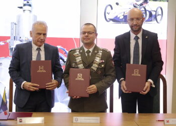 05.10.2022. Kielce. Politechnika Świętokrzyska podpisuje umowy o współpracy. Na zdjęciu (od lewej): prof. Zbigniew Koruba - rektor Politechniki Świętokrzyskiej, płk prof. Przemysław Wachulak - rektor Wojskowej Akademii Technicznej, Michał Orłowski - wiceprezes Siltec / Fot. Wiktor Taszłow – Radio Kielce