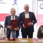 05.10.2022. Kielce. Politechnika Świętokrzyska podpisuje umowy o współpracy. Na zdjęciu (od lewej): Elżbieta Śreniawska - prezes Mesko, prof. Zbigniew Koruba - rektor Politechniki Świętokrzyskiej, Marcin Gajdziński - dyrektor Generalny IBM Polska i Kraje Bałtyckie, płk prof. Przemysław Wachulak - rektor Wojskowej Akademii Technicznej / Fot. Wiktor Taszłow – Radio Kielce