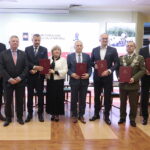 05.10.2022. Kielce. Politechnika Świętokrzyska pospisuje umowy o współpracy. Na zdjęciu (od lewej): Jakub Roszkowski - członek zarządu PGZ, Jarosław Rusiecki - senator, Przemysław Kowalczuk - wiceprezes Mesco, Elżbieta Śreniawska - prezes Mesco, prof. Zbigniew Koruba - rektor Politechniki Świętokrzyskiej, Marcin Gajdziński - dyrektor Generalny IBM Polska i Kraje Bałtyckie, płk prof. Przemysław Wachulak - rektor Wojskowej Akademii Technicznej, Michał Orłowski - wiceprezes Siltec / Fot. Wiktor Taszłow – Radio Kielce