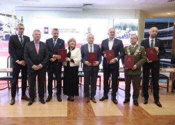 05.10.2022. Kielce. Politechnika Świętokrzyska pospisuje umowy o współpracy. Na zdjęciu (od lewej): Jakub Roszkowski - członek zarządu PGZ, Jarosław Rusiecki - senator, Przemysław Kowalczuk - wiceprezes Mesco, Elżbieta Śreniawska - prezes Mesco, prof. Zbigniew Koruba - rektor Politechniki Świętokrzyskiej, Marcin Gajdziński - dyrektor Generalny IBM Polska i Kraje Bałtyckie, płk prof. Przemysław Wachulak - rektor Wojskowej Akademii Technicznej, Michał Orłowski - wiceprezes Siltec / Fot. Wiktor Taszłow – Radio Kielce
