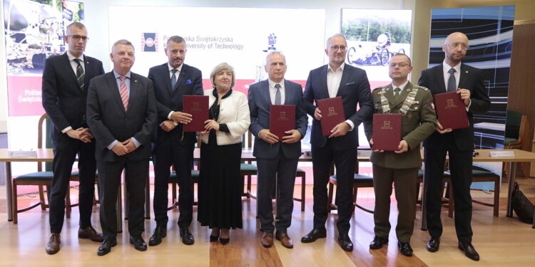 05.10.2022. Kielce. Politechnika Świętokrzyska pospisuje umowy o współpracy. Na zdjęciu (od lewej): Jakub Roszkowski - członek zarządu PGZ, Jarosław Rusiecki - senator, Przemysław Kowalczuk - wiceprezes Mesco, Elżbieta Śreniawska - prezes Mesco, prof. Zbigniew Koruba - rektor Politechniki Świętokrzyskiej, Marcin Gajdziński - dyrektor Generalny IBM Polska i Kraje Bałtyckie, płk prof. Przemysław Wachulak - rektor Wojskowej Akademii Technicznej, Michał Orłowski - wiceprezes Siltec / Fot. Wiktor Taszłow – Radio Kielce