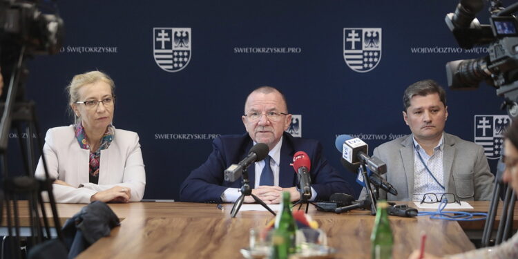 07.10.2022. Kielce. Konferencja Marka Bogusławskiego. Na zdjęciu (od lewej): Bogumiła Niziołek - dyrektor Departamentu Ochrony Zdrowia Urzędu Marszałkowskiego Województwa Świętokrzyskiego w Kielcach, Marek Bogusławski - wicemarszałek województwa świętokrzyskiego i Krzysztof Ołownia - zastępca dyrektora Departamentu Ochrony Zdrowia Urzędu Marszałkowskiego Województwa Świętokrzyskiego w Kielcach / Fot. Wiktor Taszłow - Radio Kielce