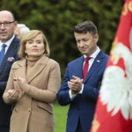 08.10.2022. Jędrzejów. Przekazanie sztandaru dla jędrzejowskich struktur PiS. Na zdjęciu (od lewej): Damian Łukasik - burmistrz Wodzisławia, Anna Krupka - wiceminister sportu i turystyki i Bartłomiej Dorywalski - pełnomocnik południowego okręgu PiS / Fot. Wiktor Taszłow - Radio Kielce