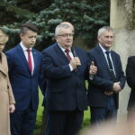 08.10.2022. Jędrzejów. Przekazanie sztandaru dla jędrzejowskich struktur PiS. Na zdjęciu (od lewej): Anna Krupka - wiceminister sportu i turystyki, Bartłomiej Dorywalski - pełnomocnik południowego okręgu PiS, Andrzej Adamczyk - minister infrastruktury, Zbigniew Koniusz - wojewoda świętokrzyski i Marcin Piszczek - burmistrz Jędrzejowa / Fot. Wiktor Taszłow - Radio Kielce