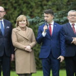 08.10.2022. Jędrzejów. Przekazanie sztandaru dla jędrzejowskich struktur PiS. Na zdjęciu (od lewej): Damian Łukasik - burmistrz Wodzisławia, Anna Krupka - wiceminister sportu i turystyki, Bartłomiej Dorywalski - pełnomocnik południowego okręgu PiS i Andrzej Adamczyk - minister infrastruktury / Fot. Wiktor Taszłow - Radio Kielce