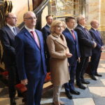 08.10.2022. Jędrzejów. Przekazanie sztandaru dla jędrzejowskich struktur PiS. Na zdjęciu (od lewej): Damian Łukasik - burmistrz Wodzisławia, Piotr Wawrzyk - wiceminister spraw zagranicznych, Paweł Faryna - starosta jędrzejowski, Anna Krupka - wiceminister sportu i turystyki, Bartłomiej Dorywalski - pełnomocnik południowego okręgu PiS, Andrzej Adamczyk - minister infrastruktury i Marek Bogusławski - wicemarszałek województwa świętokrzyskiego / Fot. Wiktor Taszłow - Radio Kielce