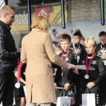 08.10.2022. Jędrzejów. Finał otwartych mistrzostw piłki nożnej o Puchar Wolnej Polski „Świętokrzyskie Orły”. Na zdjęciu (od lewej): Łukasz Korus – pełnomocnik zarządu ENEA Połaniec i Anna Krupka - wiceminister sportu i turystyki / Fot. Wiktor Taszłow - Radio Kielce