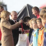 08.10.2022. Jędrzejów. Finał otwartych mistrzostw piłki nożnej o Puchar Wolnej Polski „Świętokrzyskie Orły”. Na zdjęciu (po lewej): Łukasz Korus – pełnomocnik zarządu ENEA Połaniec, Anna Krupka - wiceminister sportu i turystyki i Marcin Piszczek - burmistrz Jędrzejowa / Fot. Wiktor Taszłow - Radio Kielce