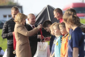 08.10.2022. Jędrzejów. Finał otwartych mistrzostw piłki nożnej o Puchar Wolnej Polski „Świętokrzyskie Orły”. Na zdjęciu (po lewej): Łukasz Korus – pełnomocnik zarządu ENEA Połaniec, Anna Krupka - wiceminister sportu i turystyki i Marcin Piszczek - burmistrz Jędrzejowa / Fot. Wiktor Taszłow - Radio Kielce