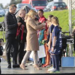 08.10.2022. Jędrzejów. Finał otwartych mistrzostw piłki nożnej o Puchar Wolnej Polski „Świętokrzyskie Orły”. Na zdjęciu (w środkuj): Łukasz Korus – pełnomocnik zarządu ENEA Połaniec, Marcin Piszczek - burmistrz Jędrzejowa i Anna Krupka - wiceminister sportu i turystyki / Fot. Wiktor Taszłow - Radio Kielce