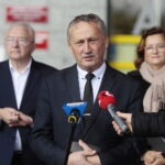 15.10.2022. Kielce. Urząd wojewódzki. Konferencja dotycząca Polskiego Ładu. Na zdjęciu (od lewej): Krzysztof Lipiec - pełnomocnik kieleckich struktur PiS, Zbigniew Koniusz - wojewoda świętokrzyski i Agata Wojtyszek - pełnomocnik północnych struktur PiS / Fot. Wiktor Taszłow - Radio Kielce