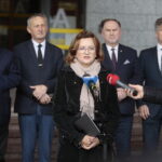 15.10.2022. Kielce. Urząd wojewódzki. Konferencja dotycząca Polskiego Ładu. Na zdjęciu (od lewej): Krzysztof Lipiec - pełnomocnik kieleckich struktur PiS, Zbigniew Koniusz - wojewoda świętokrzyski, Agata Wojtyszek - pełnomocnik północnych struktur PiS, Marek Kwitek - poseł PiS i Krzysztof Słoń - senator PiS / Fot. Wiktor Taszłow - Radio Kielce