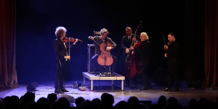 16.10.2022. Kielce. WDK. Koncert zespołu VOŁOSI / Fot. Wiktor Taszłow – Radio Kielce