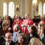 17.10.2022. Kielce. Uroczystość nadania imienia sztandaru Świętokrzyskiej Wojewódzkiej Komendy Ochotniczych Hufców Pracy. Na zdjęciu (od lewej): ks. Dariusz Jarliński, ks. Krzysztof Banasik / Fot. Wiktor Taszłow - Radio Kielce