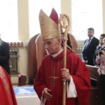 17.10.2022. Kielce. Uroczystość nadania imienia sztandaru Świętokrzyskiej Wojewódzkiej Komendy Ochotniczych Hufców Pracy. Na zdjęciu: biskup Marian Florczyk / Fot. Wiktor Taszłow - Radio Kielce