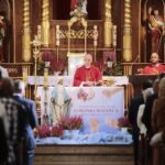 17.10.2022. Kielce. Uroczystość nadania imienia sztandaru Świętokrzyskiej Wojewódzkiej Komendy Ochotniczych Hufców Pracy. Na zdjęciu (od lewej): biskup Marian Florczyk, ks. Krzysztof Banasik / Fot. Wiktor Taszłow - Radio Kielce