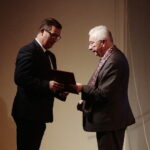 17.10.2022. Kielce. Uroczystość nadania imienia sztandaru Świętokrzyskiej Wojewódzkiej Komendy Ochotniczych Hufców Pracy. Na zdjęciu: Grzegorz Małkus - Wojewódzki Komendant OHP, poseł Krzysztof Lipiec / Fot. Wiktor Taszłow - Radio Kielce