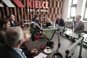 17.10.2022. Kielce. Studio Polityczne Radia Kielce / Fot. Wiktor Taszłow - Radio Kielce