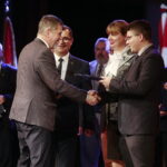 17.10.2022. Kielce. Uroczystość nadania imienia sztandaru Świętokrzyskiej Wojewódzkiej Komendy Ochotniczych Hufców Pracy. Na zdjęciu (od lewej): Jarosław Karyś - przewodniczący Rady Miasta Kielce, Grzegorz Małkus, Wojewódzki Komendant OHP, Magdalena Fogiel-Litwinek - zastępca Wojewódzkiego Komendanta OHP / Fot. Wiktor Taszłow - Radio Kielce