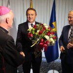 17.10.2022. Kielce. Uroczysta sesja rady powiatu. Na zdjęciu (od lewej): biskup Marian Florczyk, starosta Mirosław Gębski, Jacek Kuzia - przewodniczący rady powiatu. / Fot. Wiktor Taszłow - Radio Kielce