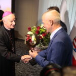 17.10.2022. Kielce. Uroczysta sesja rady powiatu. Na zdjęciu (od lewej): biskup Marian Florczyk i Jacek Kuzia - przewodniczący rady powiatu. / Fot. Wiktor Taszłow - Radio Kielce