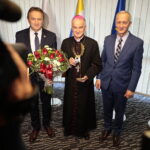 17.10.2022. Kielce. Uroczysta sesja rady powiatu. Na zdjęciu (od lewej): starosta Mirosław Gębski, biskup Marian Florczyk, Jacek Kuzia - przewodniczący rady powiatu. / Fot. Wiktor Taszłow - Radio Kielce