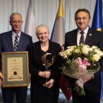 17.10.2022. Kielce. Uroczysta sesja rady powiatu. Na zdjęciu (od lewej): Jacek Kuzia - przewodniczący rady powiatu, Józefa Bucka i starosta Mirosław Gębski. / Fot. Wiktor Taszłow - Radio Kielce