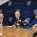 19.10.2022. Kielce. Na zdjęciu (od lewej): Marek Bogusławski, wicemarszałek województwa świętokrzyskiego, Andrzej Bętkowski - marszałek województwa, Renata Janik, wicemarszałek województwa świętokrzyskiego / Fot. Wiktor Taszłow - Radio Kielce