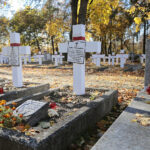 Zapomnianym bohaterom - Radio Kielce Kielce. Cmentarz Partyzancki. Krzyż poświęcony został pamięci trzech braci Chmurzyńskich: Wacława, Stefana i Jana, synów kieleckiego działacza niepodległościowego Władysława Chmurzyńskiego / Fot. Wiktor Taszłow – Radio Kielce