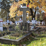 Zapomnianym bohaterom - Radio Kielce Kielce. Cmentarz Partyzancki. Krzyż poświęcony został pamięci trzech braci Chmurzyńskich: Wacława, Stefana i Jana, synów kieleckiego działacza niepodległościowego Władysława Chmurzyńskiego / Fot. Wiktor Taszłow - Radio Kielce