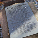 Zapomnianym bohaterom - Radio Kielce Kielce. Cmentarz Partyzancki. Grób prezydenta Kielc Stefana Artwińskiego – bohaterskiego dowódcy oddziału partyzanckiego Zbigniewa Zieniewicza-Kruszelnickiego ps. „Wilk”