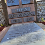 Zapomnianym bohaterom - Radio Kielce Kielce. Cmentarz Partyzancki. Grób prezydenta Kielc Stefana Artwińskiego – bohaterskiego dowódcy oddziału partyzanckiego Zbigniewa Zieniewicza-Kruszelnickiego ps. „Wilk”