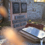 Zapomnianym bohaterom - Radio Kielce Kielce. Cmentarz Partyzancki. Grób prezydenta Kielc Stefana Artwińskiego – bohaterskiego dowódcy oddziału partyzanckiego Zbigniewa Zieniewicza-Kruszelnickiego ps. „Wilk”