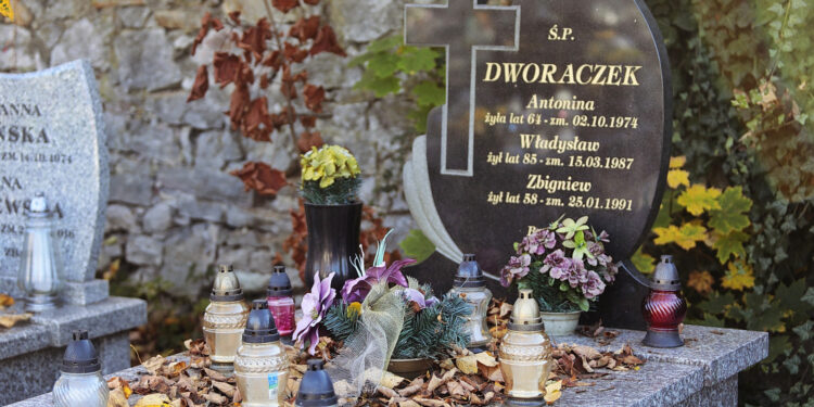 Kielce. Przygotowania na cmentarzach do dnia Wszystkich Świętych / Fot. Wiktor Taszłow - Radio Kielce