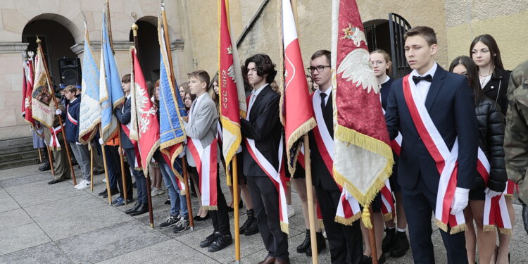 24.10.2022. Kielce. Odsłonięcie tablicy pamięci żołnierzy 2. Pułku Artylerii Lekkiej Legionów / Fot. Wiktor Taszłow - Radio Kielce