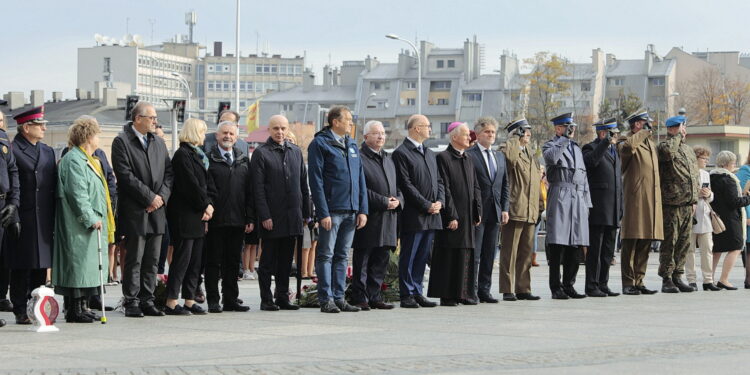 24.10.2022. Kielce. Odsłonięcie tablicy pamięci żołnierzy 2. Pułku Artylerii Lekkiej Legionów / Fot. Wiktor Taszłow - Radio Kielce