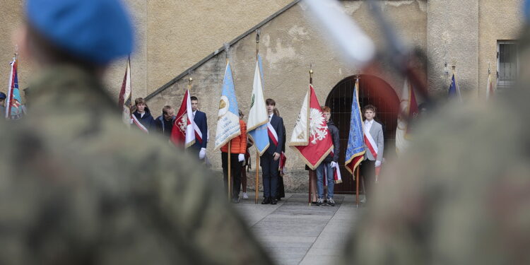 24.10.2022. Kielce. Odsłonięcie tablicy pamięci żołnierzy 2. Pułku Artylerii Lekkiej Legionów / Fot. Wiktor Taszłow - Radio Kielce