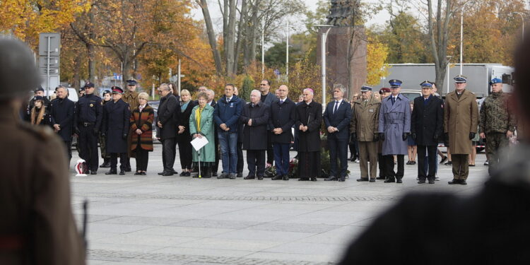 24.10.2022. Kielce. Odsłonięcie tablicy pamięci żołnierzy 2. Pułku Artylerii Lekkiej Legionów / Fot. Wiktor Taszłow - Radio Kielce