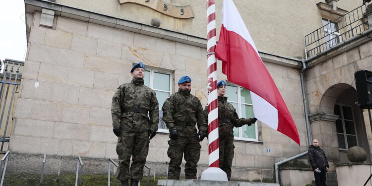 24.10.2022. Kielce. Odsłonięcie tablicy pamięci żołnierzy 2. Pułku Artylerii Lekkiej Legionów / Fot. Wiktor Taszłow - Radio Kielce