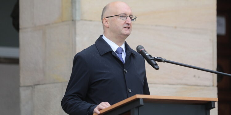 24.10.2022. Kielce. Odsłonięcie tablicy pamięci żołnierzy 2. Pułku Artylerii Lekkiej Legionów. Na zdjęciu: Piotr Wawrzyk - wiceminister spraw zagranicznych / Fot. Wiktor Taszłow - Radio Kielce